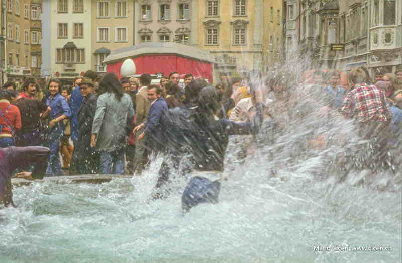 Gautschete mit Fritz Bünzli als Gautschmeister auf dem Fronwagplatz in Schaffhausen