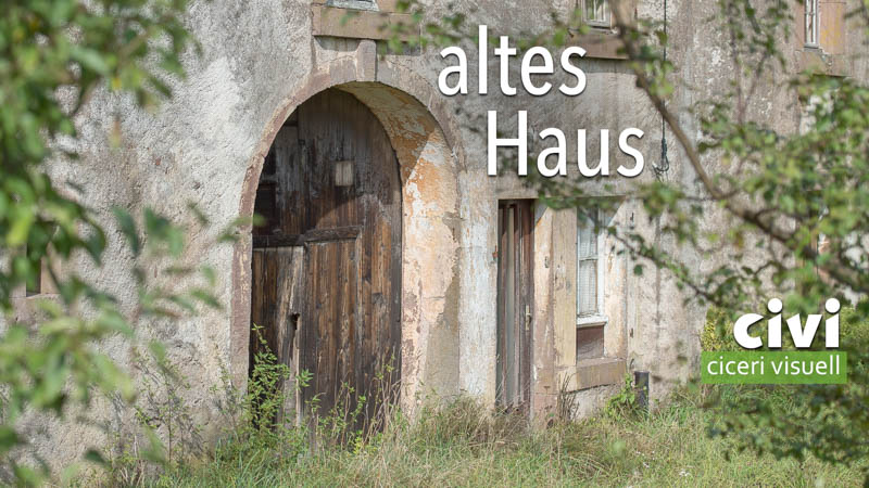 Im alten Haus lebten mal Menschen und Tiere.